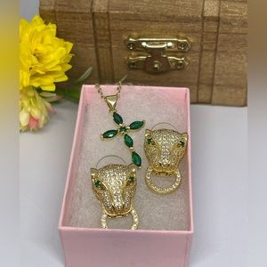 Emerald color necklace and panther earrings / bronze material
